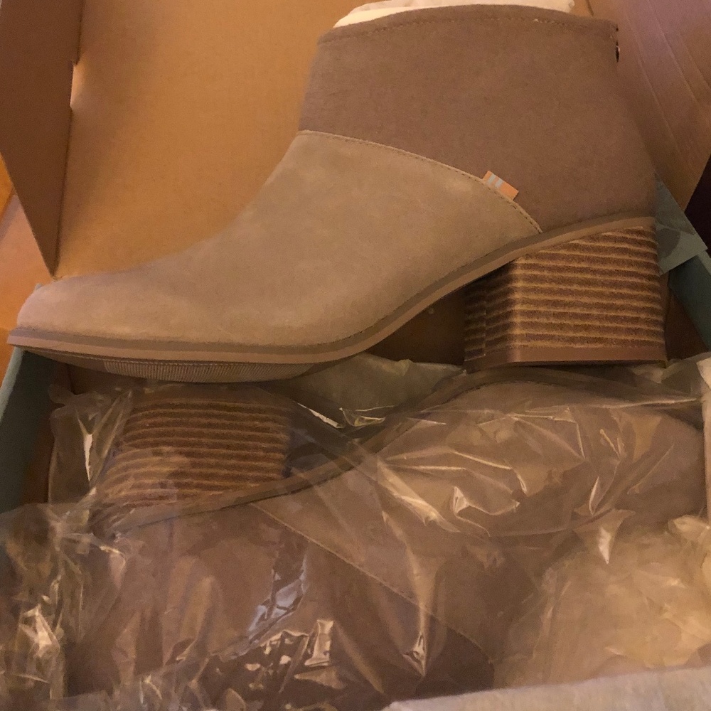 Toms Boots Lacy Desert Taupe Suede/Felt size 11
